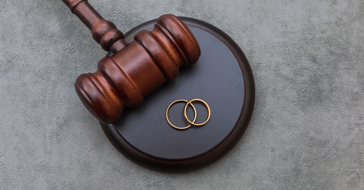 judge gavel, wedding rings on plate, representing divorce